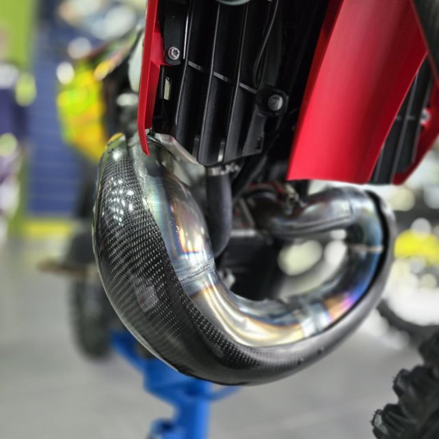 Proteção Escape Carbono 4MX KTM/Husqvarna/GasGas TBi 250/300 2024-2025 FMF FATTY
